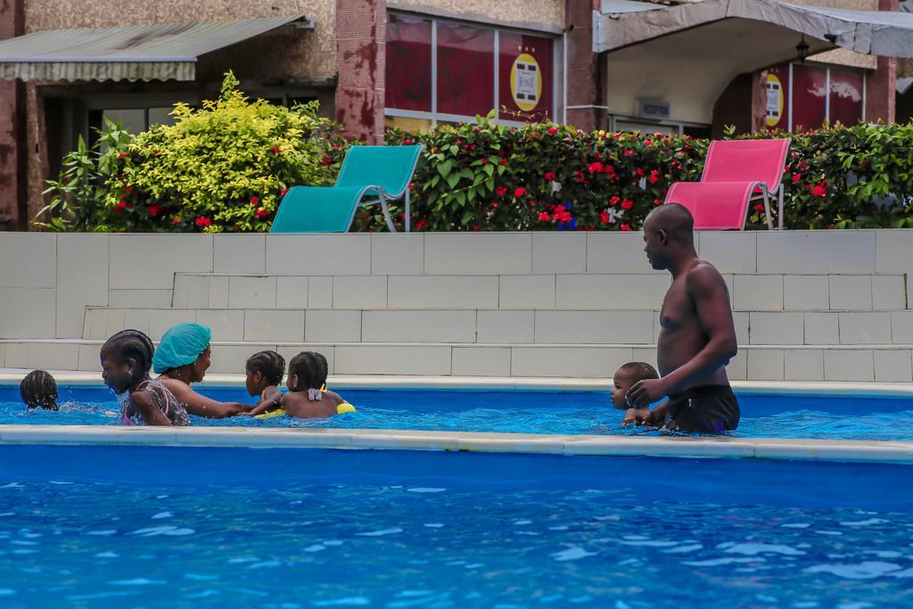 Fini Hotel Bobende Limbe Exterior photo